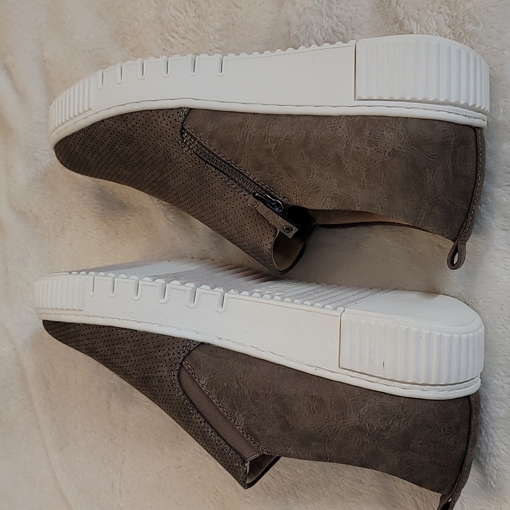 SOUL Naturalizer Turner Side-Zip Slip-On Platform Sneaker - Picture 7 of 8
